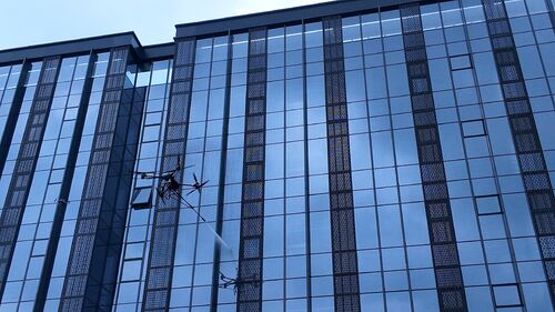 последние новости компании о MYUAV DJI FC30 двойной канатный беспилотный летательный аппарат для очистки на большой высоте завершил эффективную и экологически чистую операцию по очистке занавесных стен