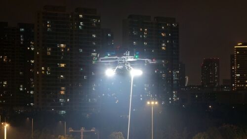 последние новости компании о MYUAV M400S Tethered Lighting Drone определяет ночную киносъемку как новую эру