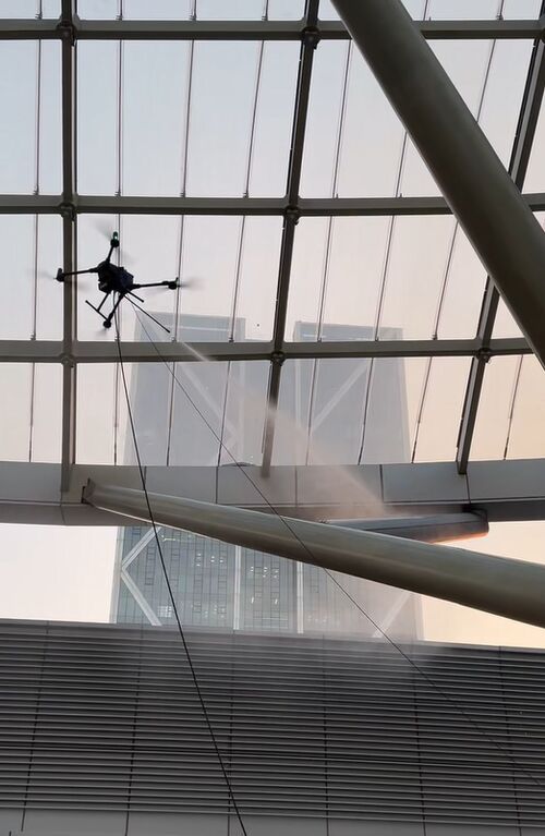 последние новости компании о Беспилотник для очистки MYUAV M400X успешно завершил операцию прецизионной очистки в большом крытом помещении