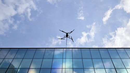 последние новости компании о Технологическое расширение возможностей, достижение новых высот в безопасности: данные MYUAV помогают DJI M400 выполнять уборку на большой высоте